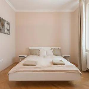 Apartman Opera & Basilica 2 Bedrooms With Balcony, Budapest