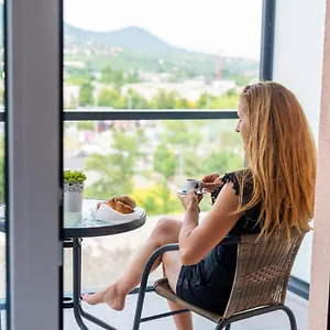 Apartman Sweet , 30sqm Studio, Free Private Parking, Mountain View, Balcony, 20 Min From Downtown, Budapest